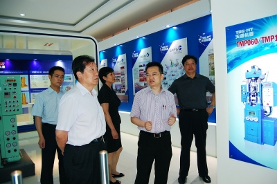 2010年，浙江省副省長(cháng)王建滿(mǎn)考察天通