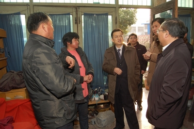 2011年春節前，公司董事長(cháng)兼黨委書(shū)記潘建清親自到群益村村民家中走訪(fǎng)慰問(wèn)