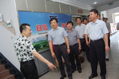 2011年8月，時(shí)任浙江省委組織部副部長(cháng)莊躍成視察天通